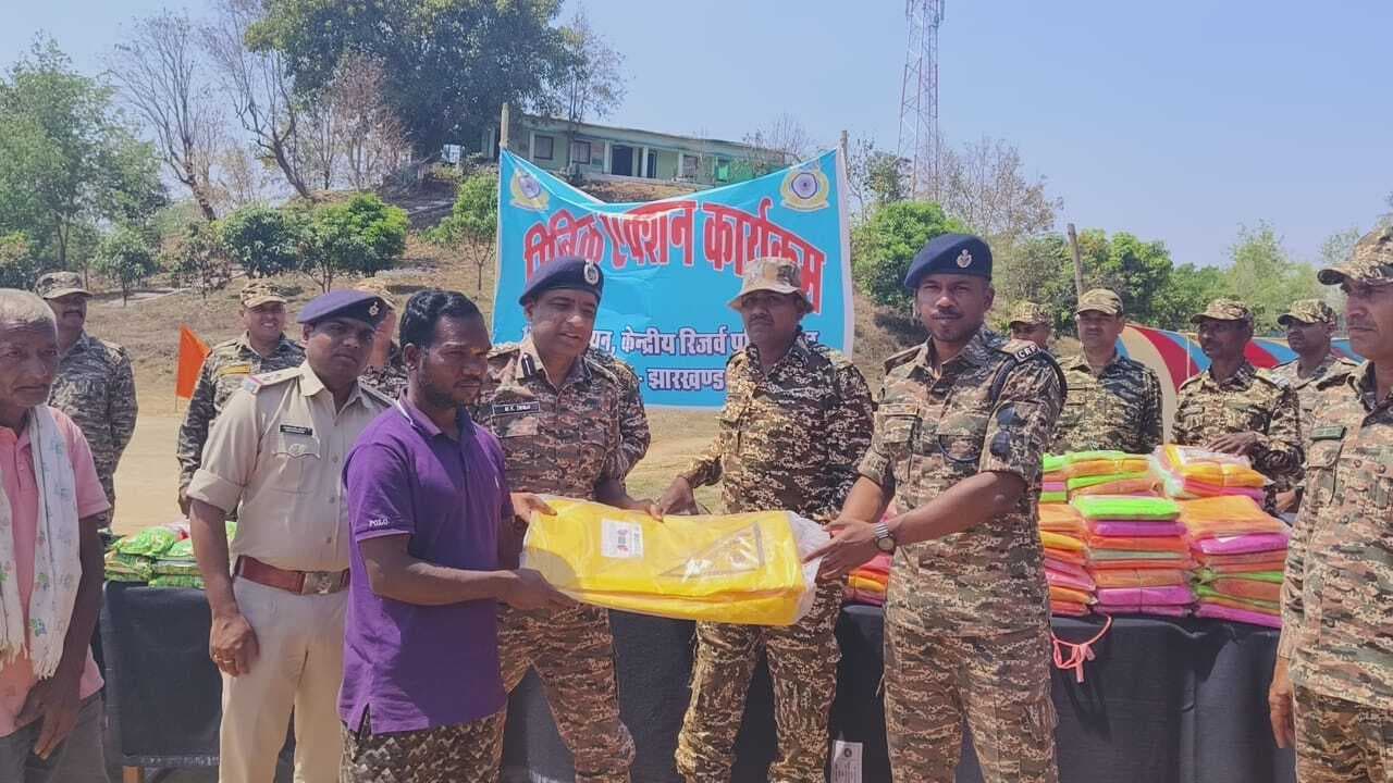 सीआरपीएफ ने ग्रामीणों के बीच बांटी सामग्री