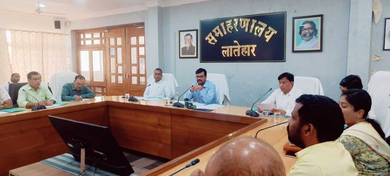 टाना भगत के बच्चों के रोजगार से जोड़ें: डीसी