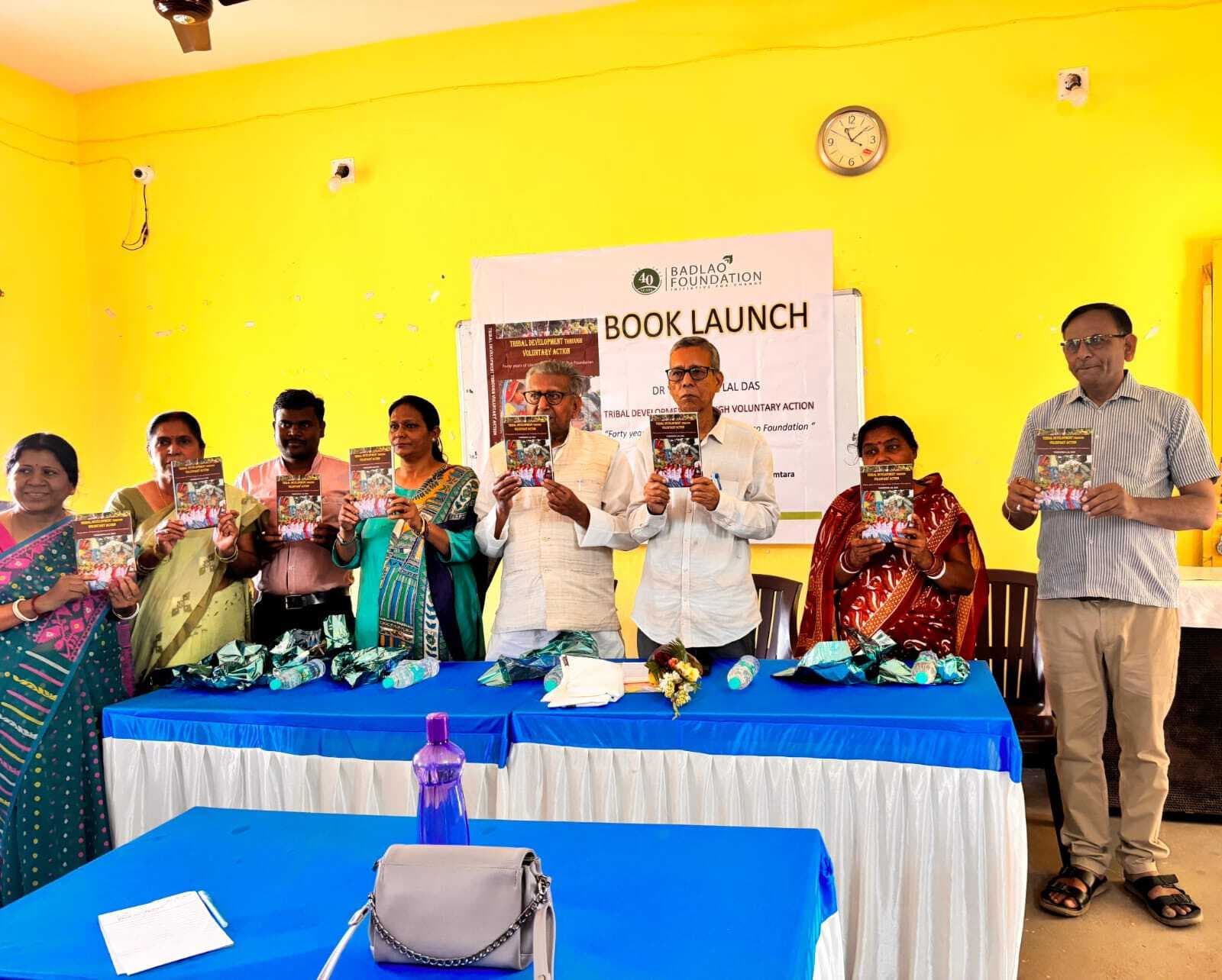 ट्राइबल डेवलेपमेंट थ्रू वाॅलेंटरी एक्शन पुस्तक का किया गया लोकार्पण