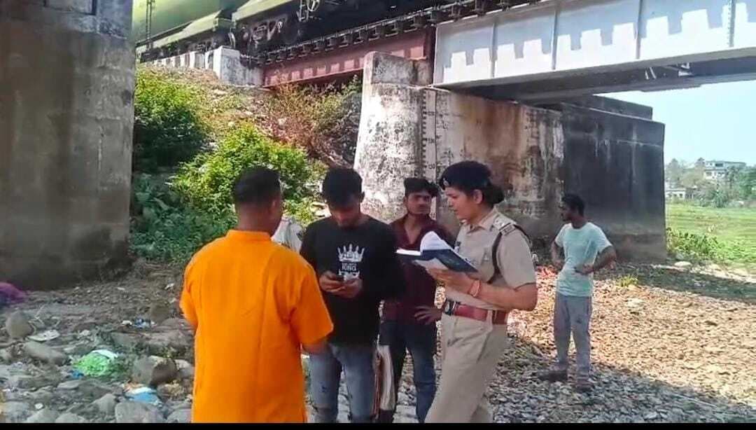 रेलवे पुल के नीचे गोलगप्पे वाले का मिला शव
