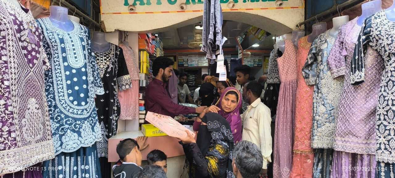 Deoghar news : ईद को लेकर बाजारों में बढ़ी चहल- पहल, देर रात तक लोग कर रहे खरीदारी