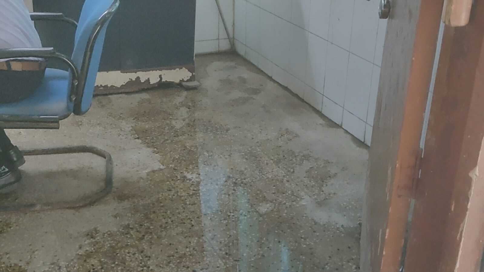 सदर अस्पताल का हाल : जर्जर छत से टपकता है शौचालय का पानी