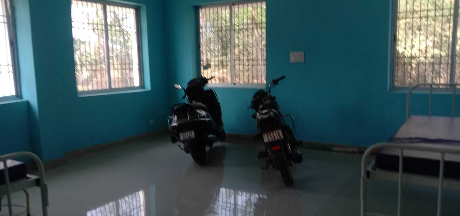 हेल्थ एंड वेलनेस सेंटर में चिकित्सक तक नहीं, मरीज वार्ड बना बाइक पार्किंग