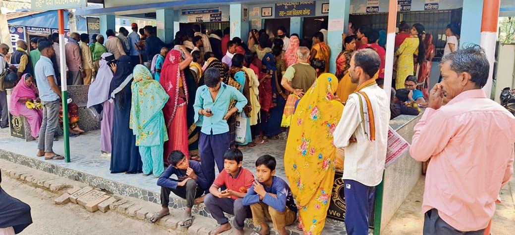 Saran News : इंटरनेट के अभाव में निबंधन कराने में परेशानी