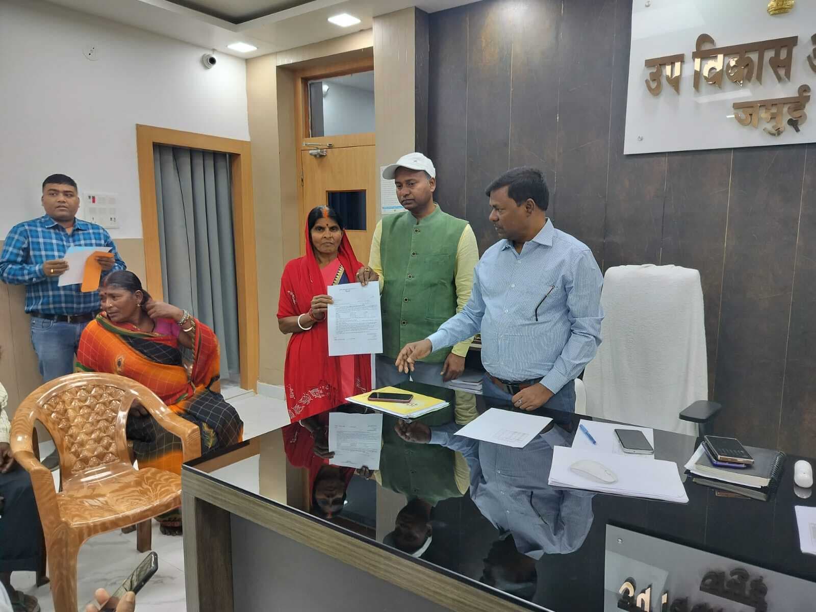 आवास योजना के लाभुकों को मिली पहली किस्त की राशि