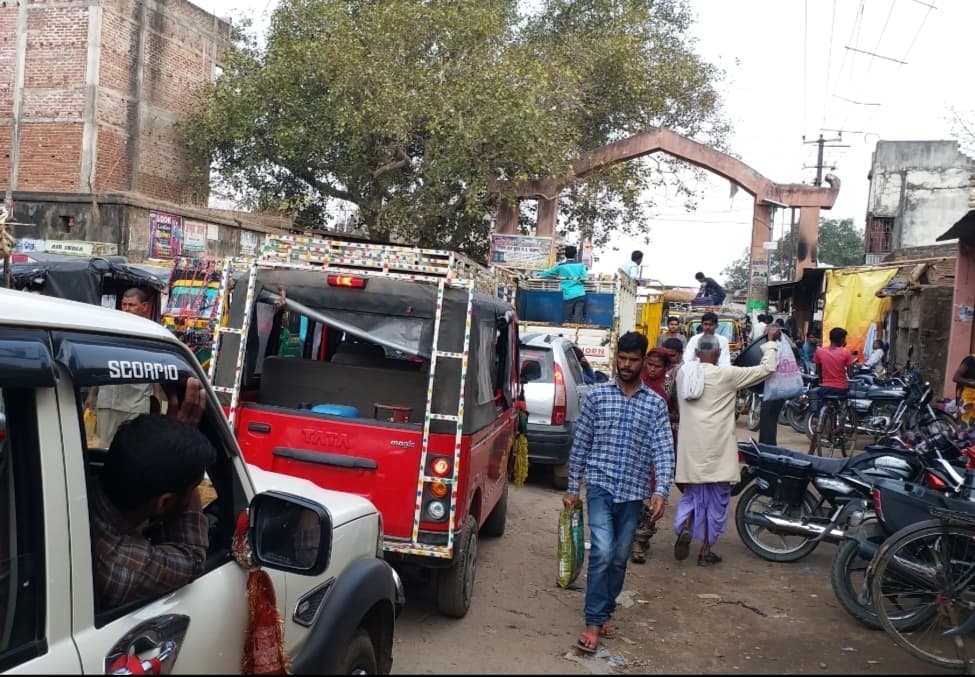 सड़क पर ही लगाते हैं वाहन व सजती हैं दुकानें