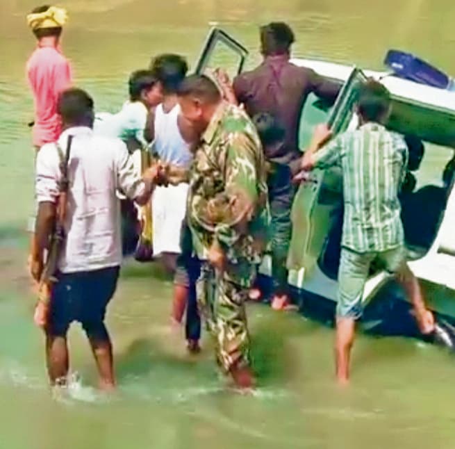 Aurangabad news. नदी में फंसा पुलिस वाहन, बाल-बाल बचे अफसर व जवान