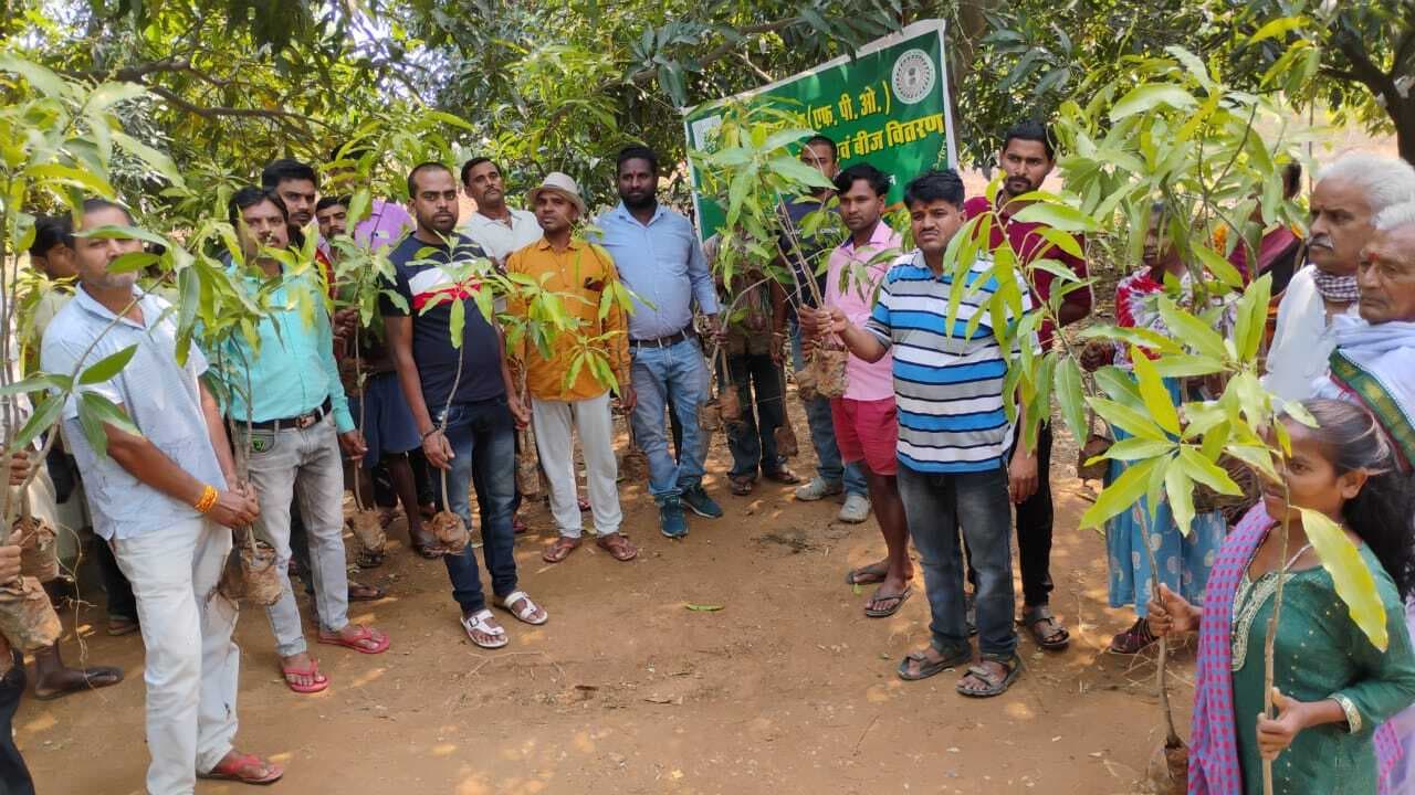 Deoghar news : फुलकू पांडेय की याद में किसानों के बीच पौधे बांटे. कृषि और बागवानी को बढ़ावा देने का दिलाया संकल्प