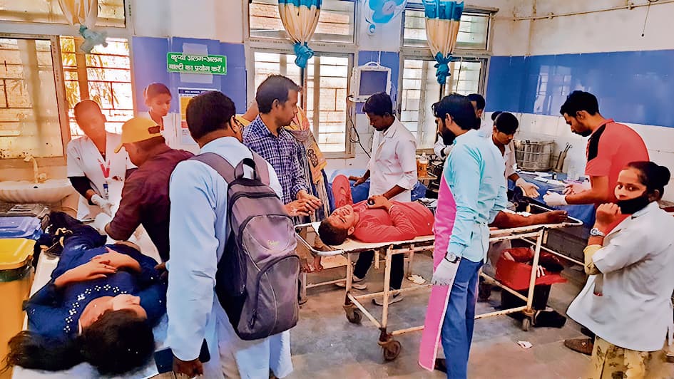 Aurangabad news.ऑटो व बाइक की टक्कर में तीन घायल, फॉर्म भरकर लौट रहे थे घर