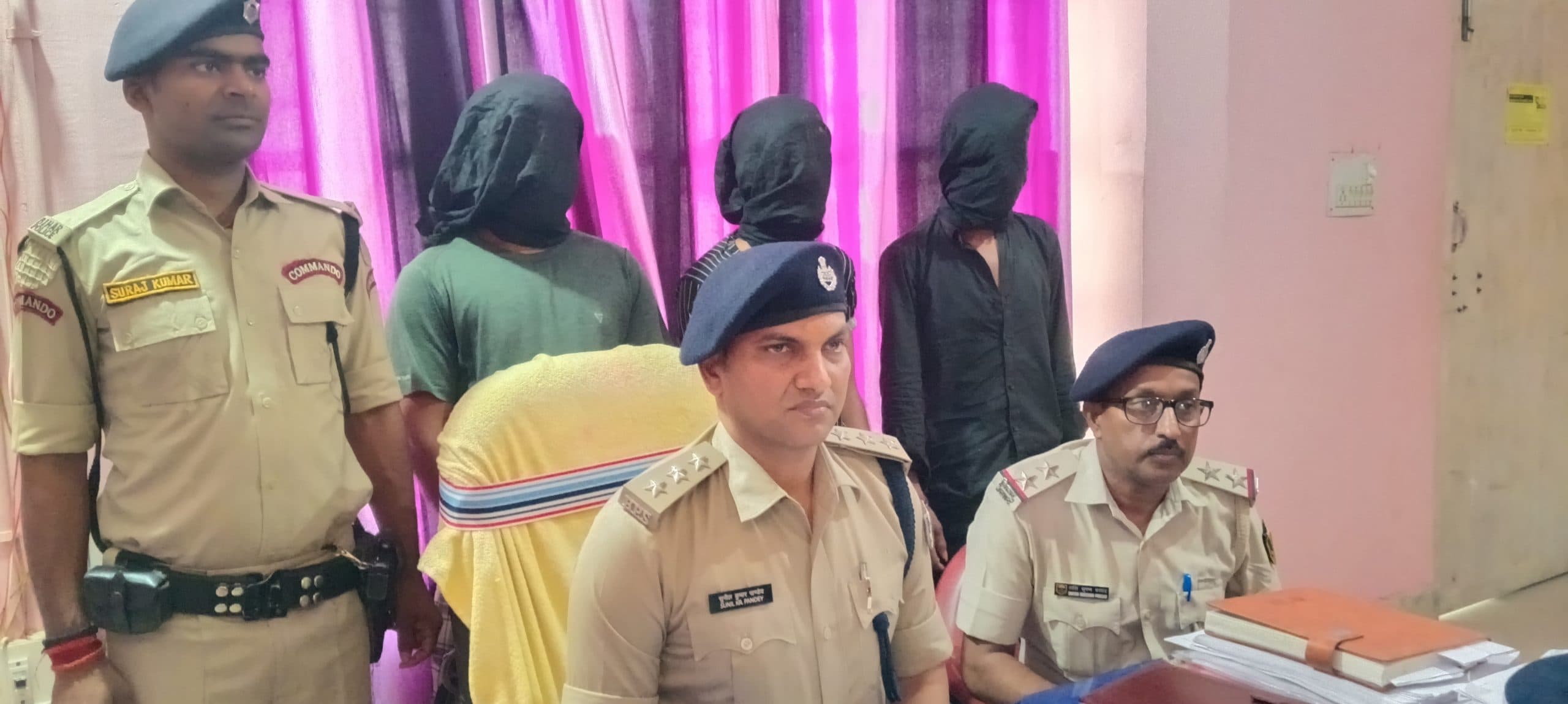 Gaya News : मानपुर में आर्म्स एक्ट के आरोपित को पकड़ने गयी पुलिस से परिजन उलझे, किया हंगामा