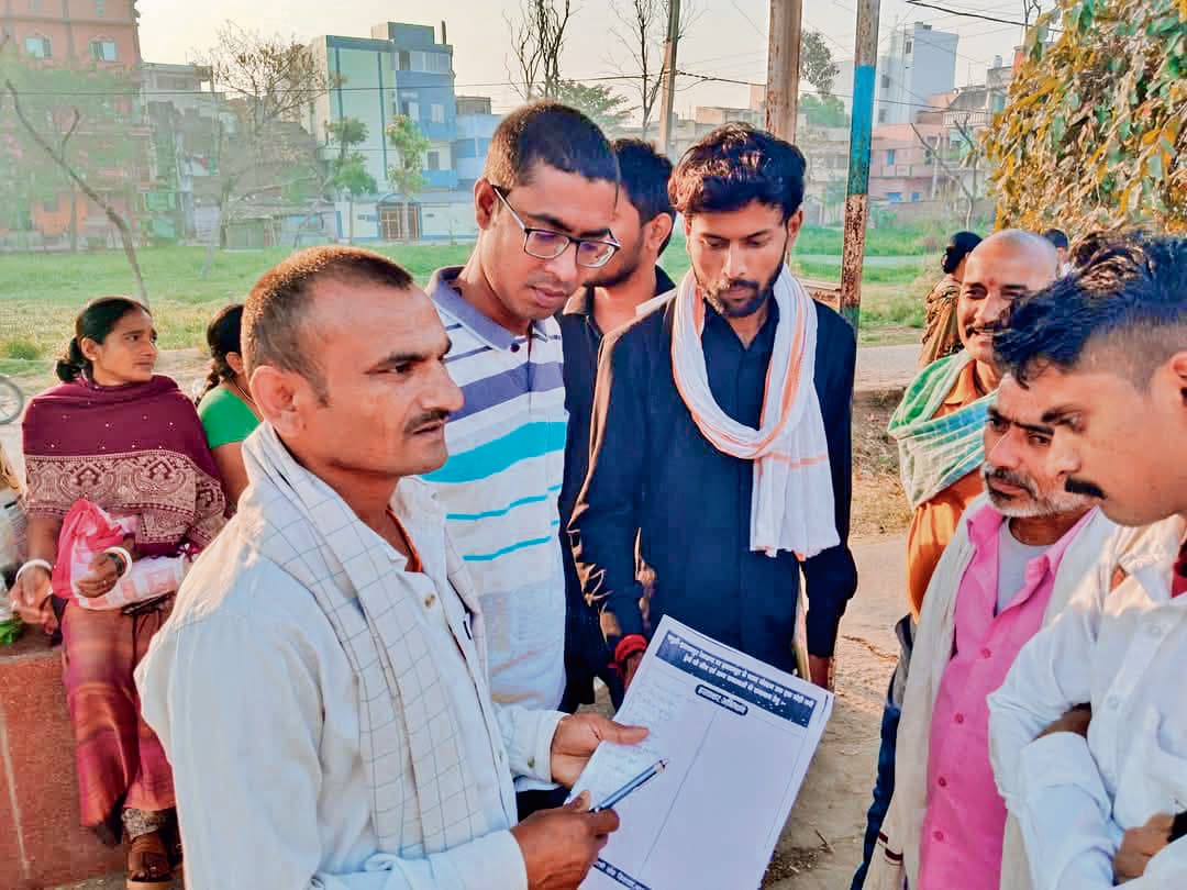 हिलसा रेलवे स्टेशन पर चलाया गया हस्ताक्षर अभियान