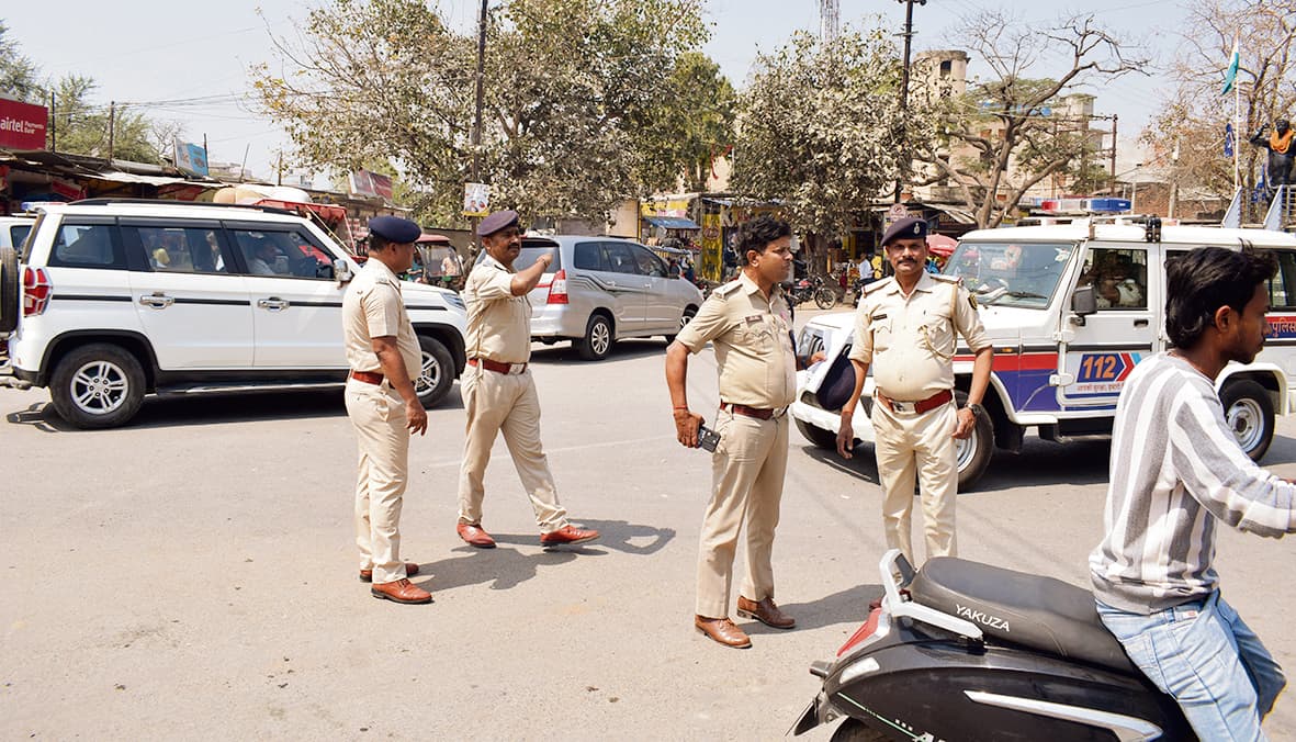 Buxar News: स्टेशन रोड में अस्थायी रूप से सजायी गयीं दुकानों को नगर परिषद ने किया ध्वस्त