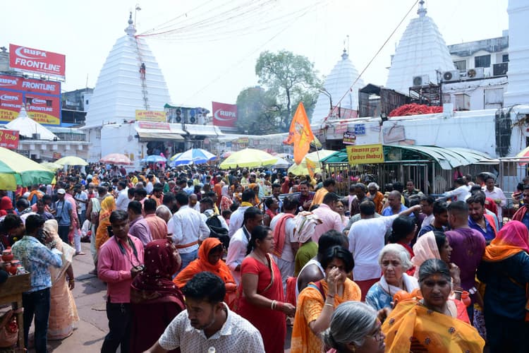 Deoghar News : सोमवारी पर भक्तों की लगी कतार, 80 हजार भक्तों ने की पूजा