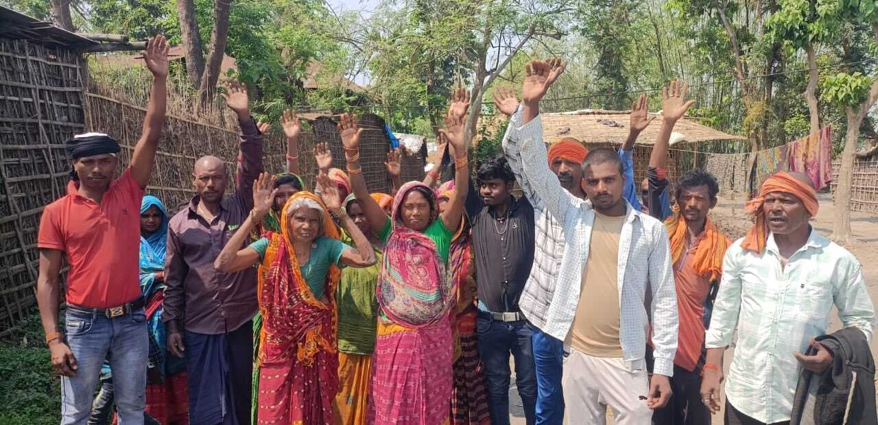 पक्की सड़क की मांग को ले ग्रामीणों का प्रदर्शन