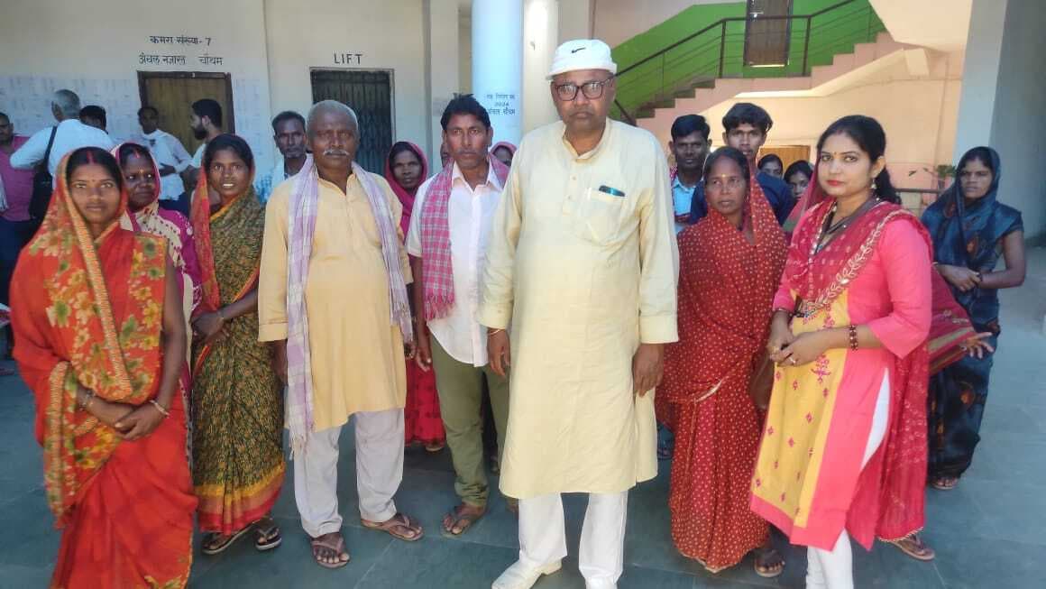 महादलित परिवारों ने सीओ से मिलकर पुनर्वास की मांग की