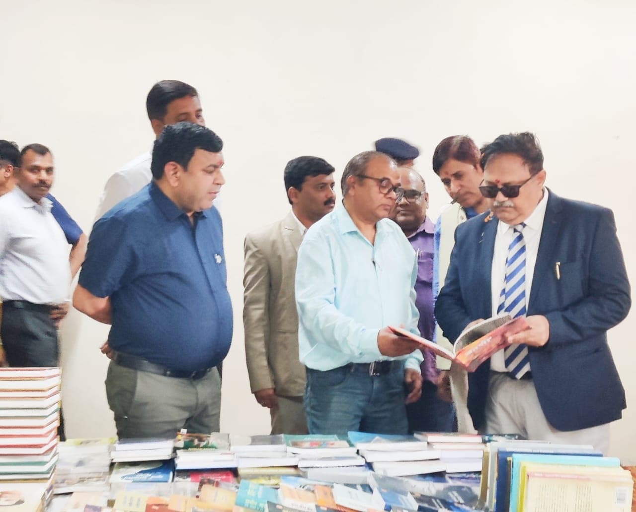 Motihari : पुस्तकें ज्ञान के द्वार खोलती हैं : कुलपति