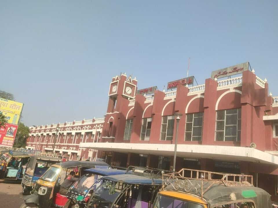 Darbhanga News: तत्काल आरक्षण से भी तीव्र गति में बुक हो जाता ओपनिंग डे का बर्थ