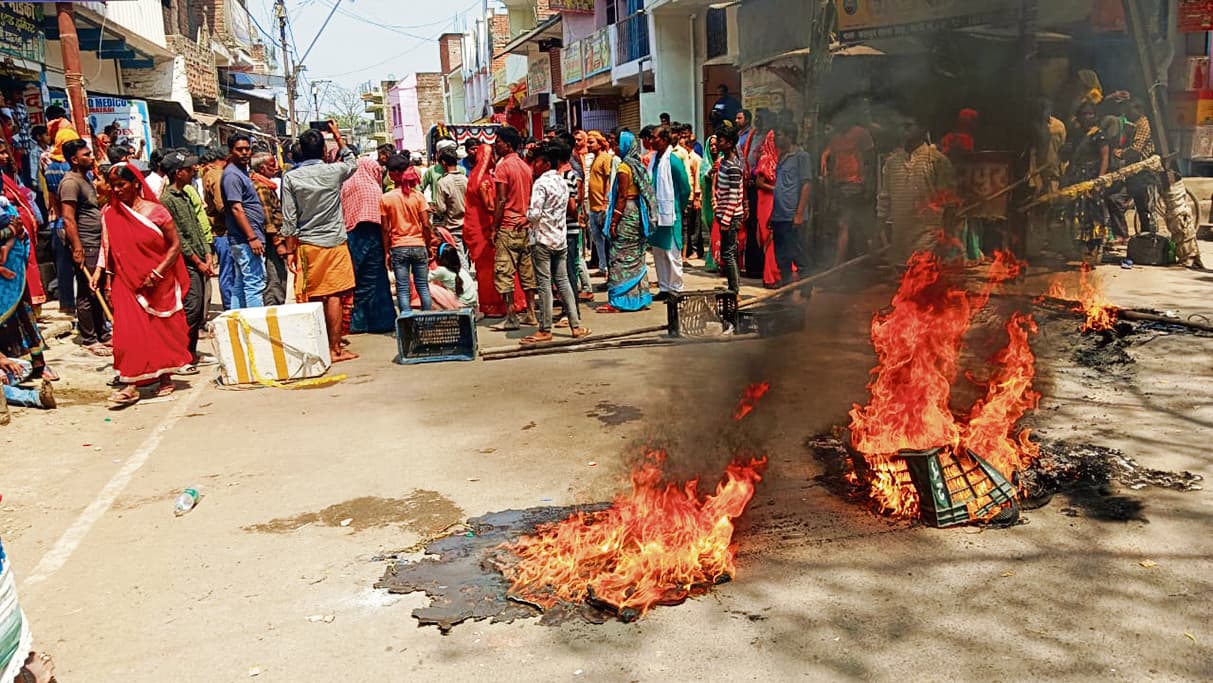 Buxar News: मारपीट व पथराव में 12 लोग जख्मी, जाम की सड़क