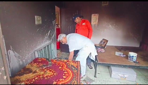 चोरी की नीयत से घर में घुसे चोर ने लगायी आग, लाखों का सामान जलकर राख