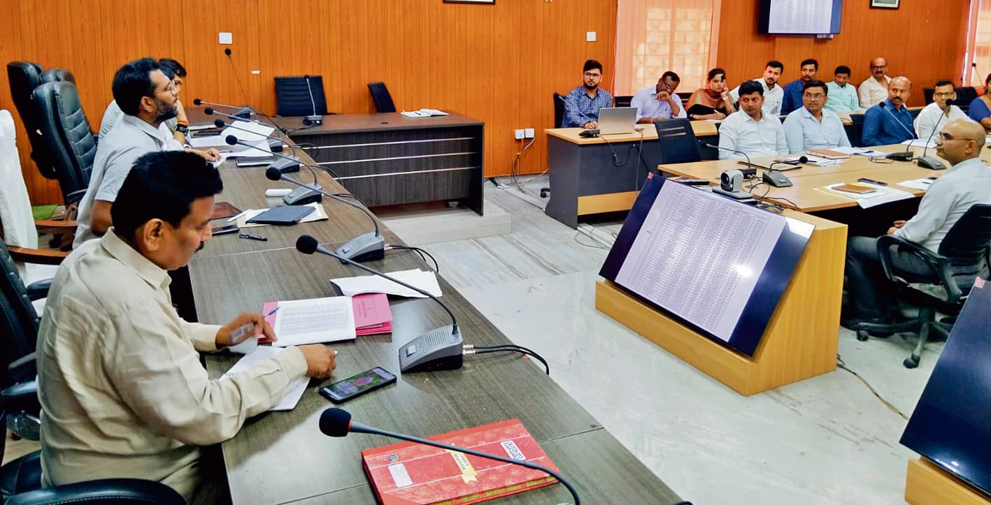 Gopalganj News  : बिना परेशानी के लाभुकों को मिले राशन, इ-केवाइसी के काम में लाएं तेजी : डीएम