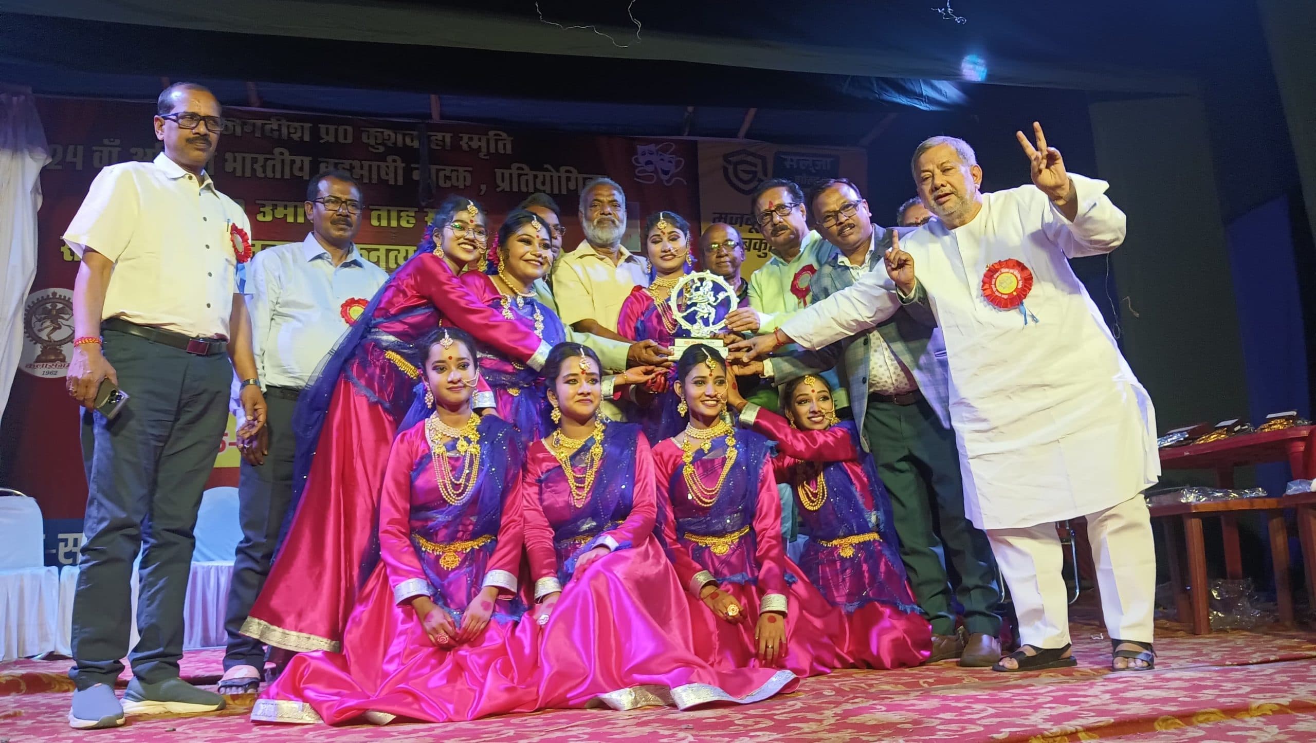 Giridih News :नाटक फेसेस ऑफ विमेंस को प्रथम, भागीरथ को द्वितीय व हथियार को तृतीय पुरस्कार मिला