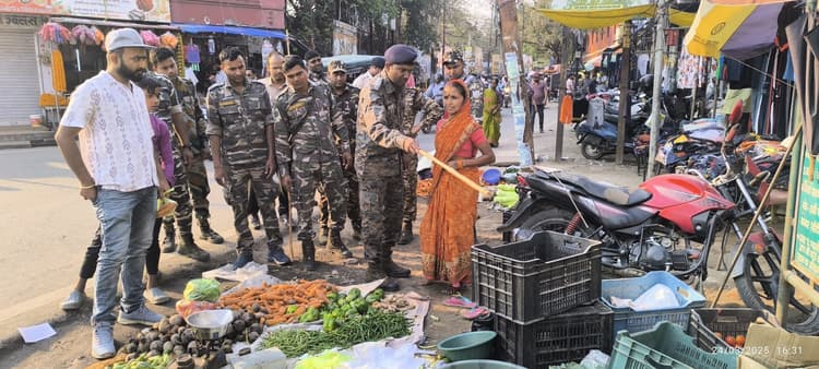 Giridih News: ईद व रामनवमी पर्व को लेकर शहर में पुलिस ने चलाया अतिक्रमण हटाओ अभियान