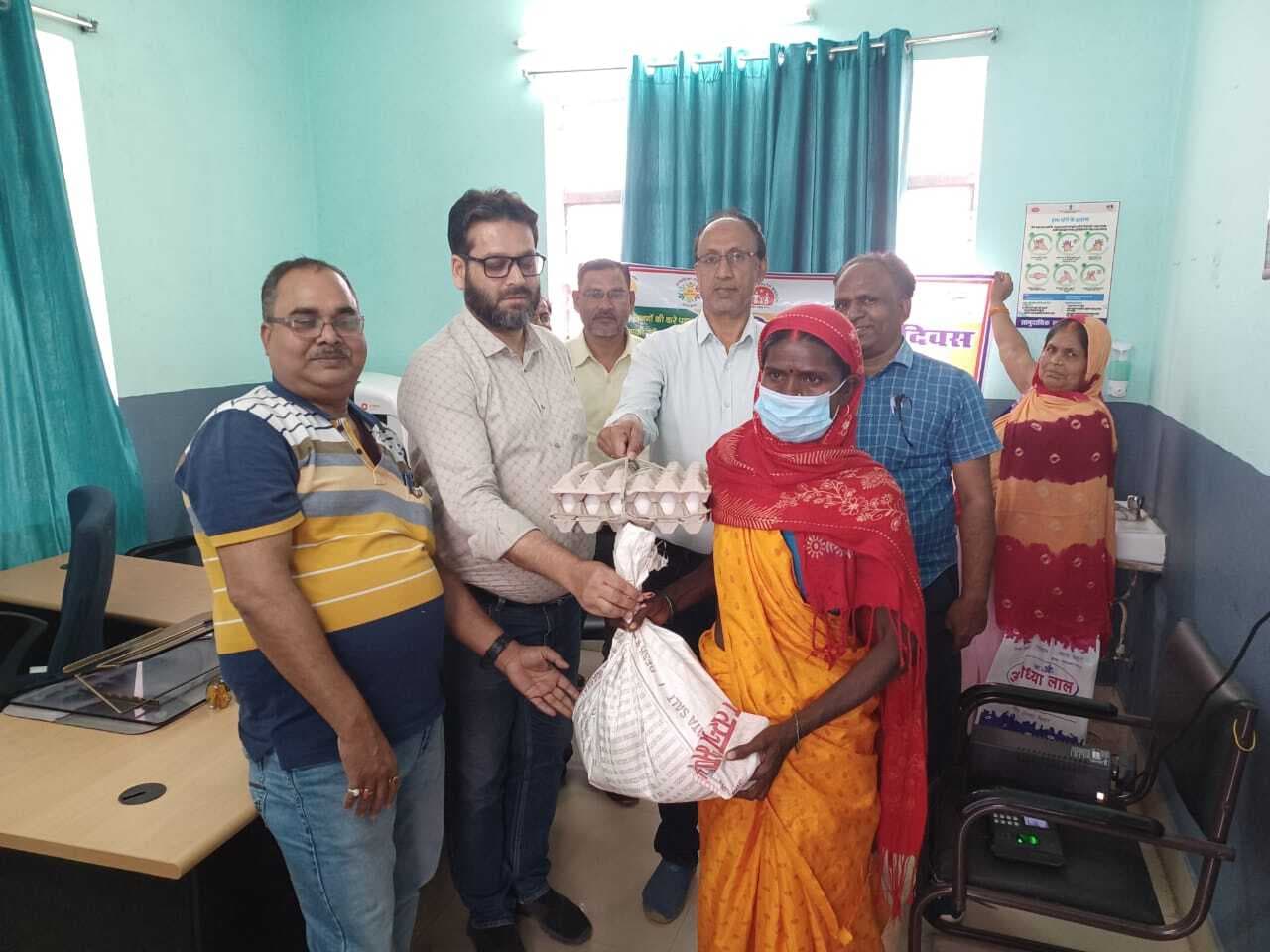 Gaya News : दो यक्ष्मा मरीजों को अस्पताल प्रभारी ने लिया गोद