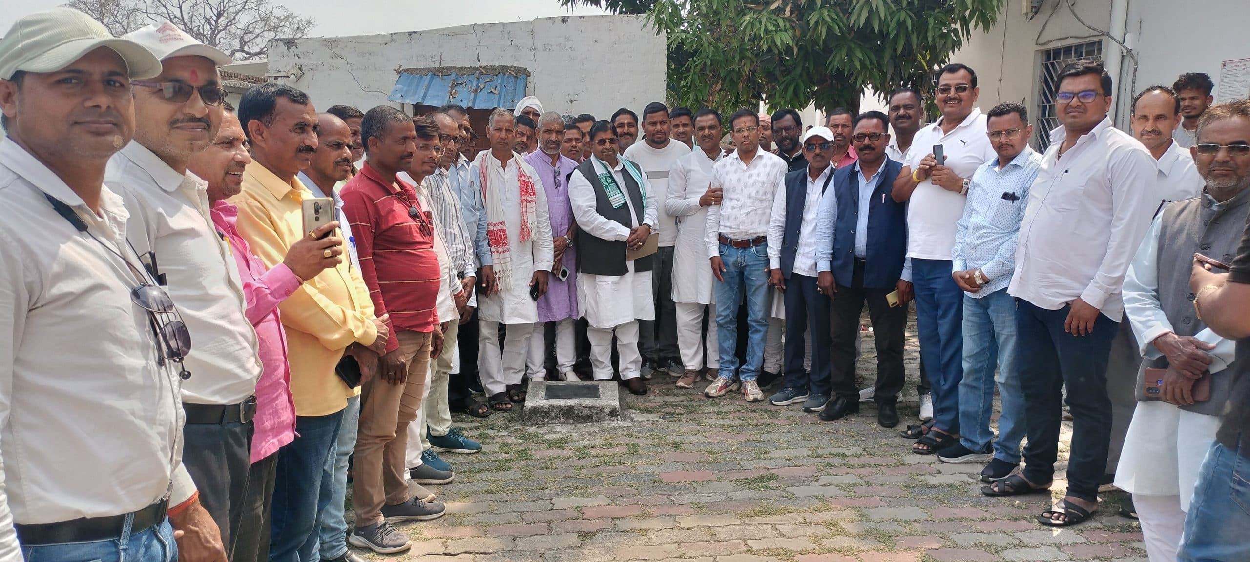 Giridih News: डॉ रवींद्र राय ने घोड़थंभा में लोगों से की मुलाकात