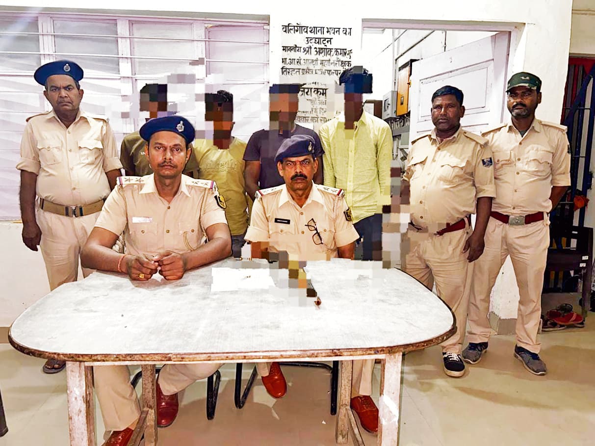 hajipur news. राहगीरों से लूट की साजिश रचते कार सवार चार बदमाश गिरफ्तार