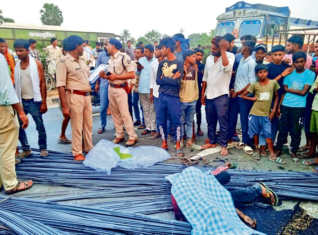 hajipur news. भगवानपुर में कंटेनर के धक्के से ठेला चालक की मौत