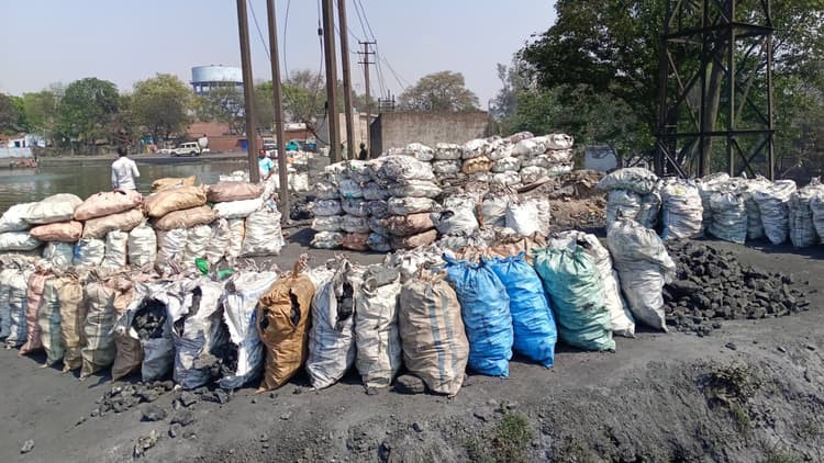 Bokaro News : बेरमो में थम नहीं रही कोयला चोरी