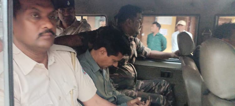 Bokaro News : गोमिया में 20 हजार रुपये घूस लेते राजस्व कर्मचारी गिरफ्तार