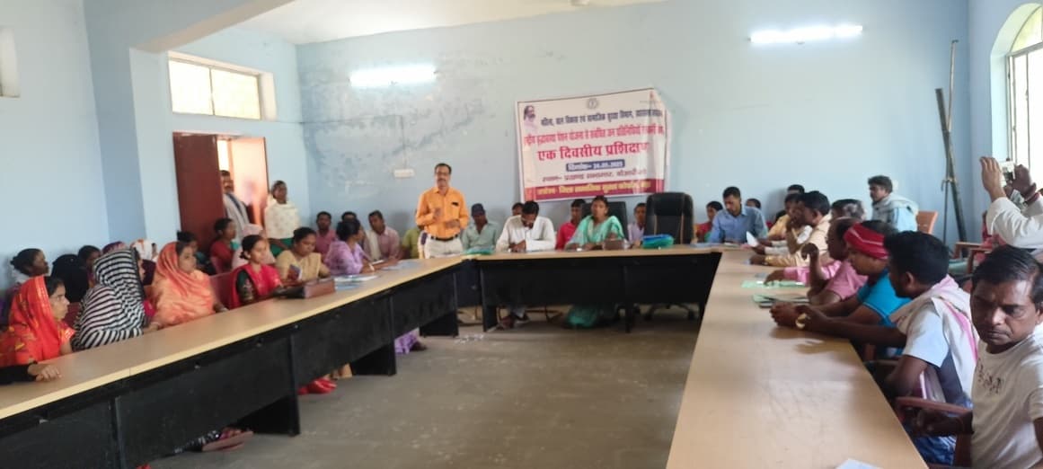 सर्वजन पेंशन योजना से जरूरतमंदों को जोड़कर आर्थिक स्थिति करें मजबूत : प्रशिक्षक