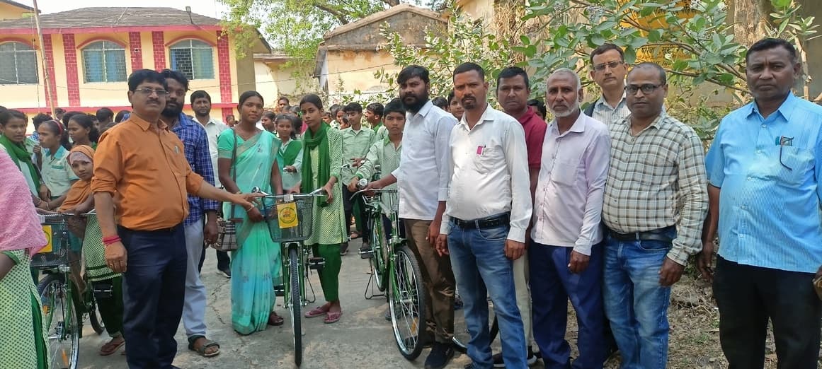 414 स्कूली बच्चों के बीच किया गया साइकिल का वितरण