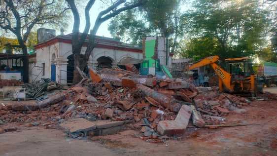 सदर अस्पताल के पुराने ओटी वार्ड को ध्वस्त करने में टूटा नवनिर्मित नाला