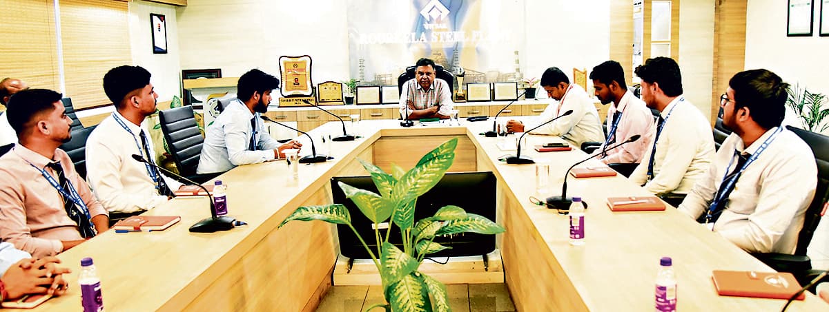 Rourkela News: आरएसपी में 13 प्रबंधन प्रशिक्षु हुए शामिल, निदेशक प्रभारी ने नवाचार अपनाने के लिए किया प्रोत्साहित