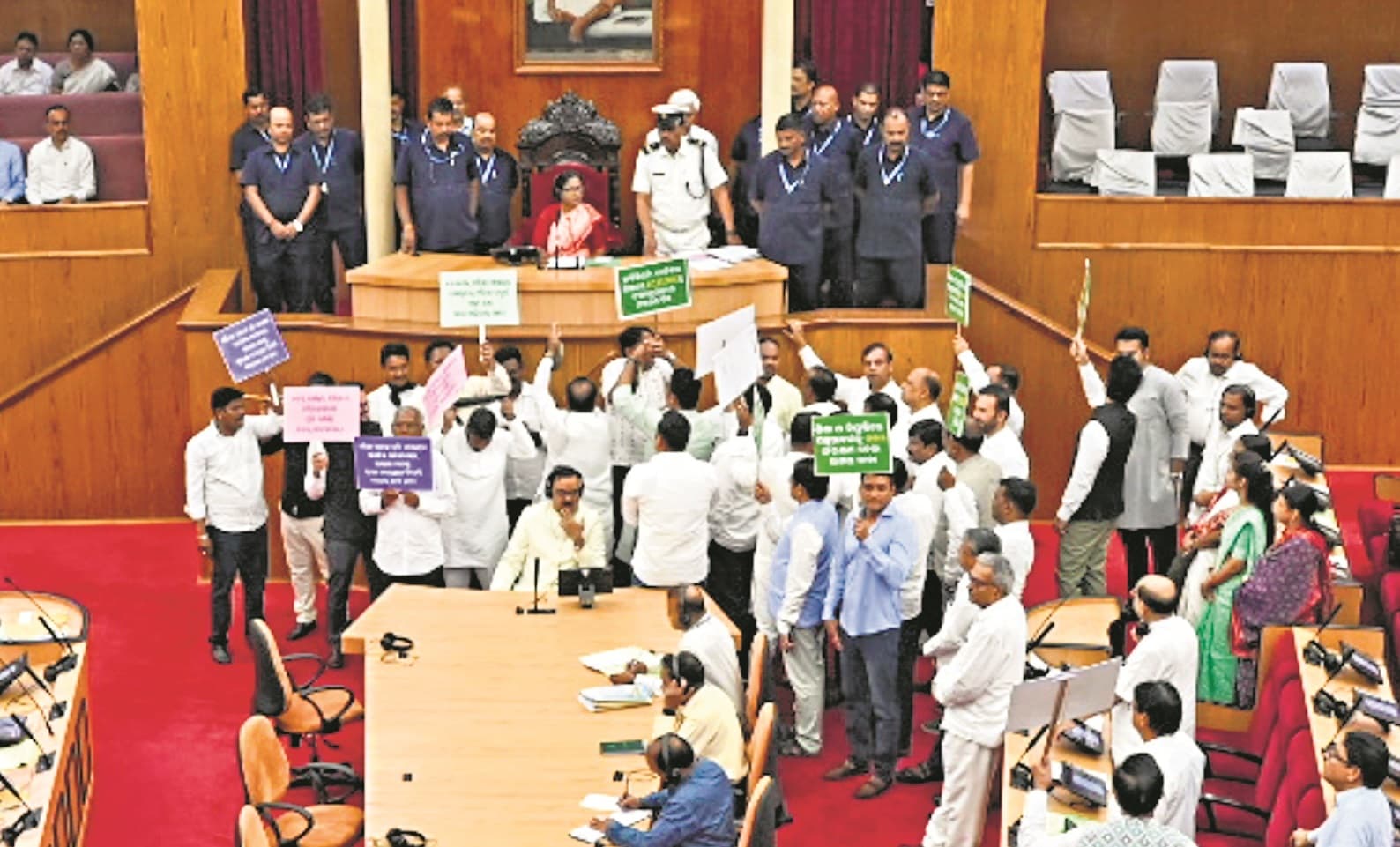 Bhubaneswar News: महिला सुरक्षा के मुद्दे पर कांग्रेस, पिछड़ा वर्ग को 27 प्रतिशत आरक्षण देने की मांग पर बीजद ने किया हंगामा