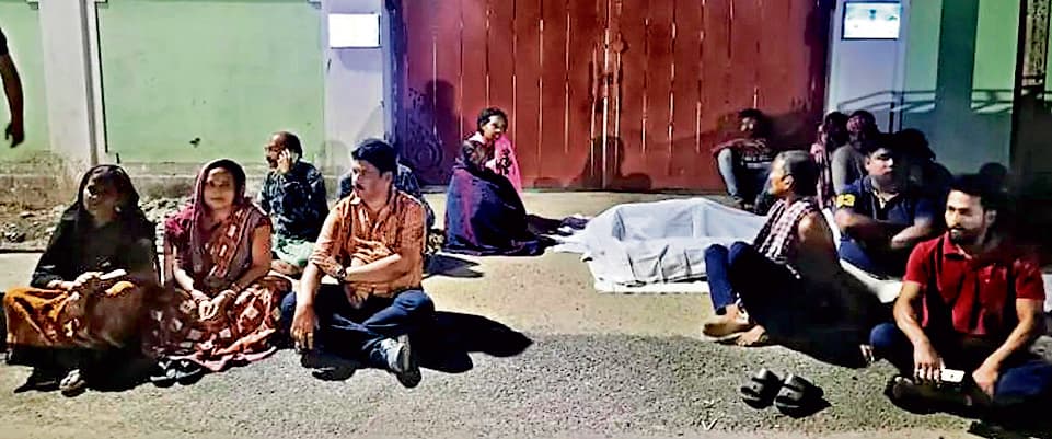 Sundargarh News: दाह संस्कार के लिए लकड़ी नहीं मिलने पर डीएफओ आवास के सामने शव रखकर दिया धरना