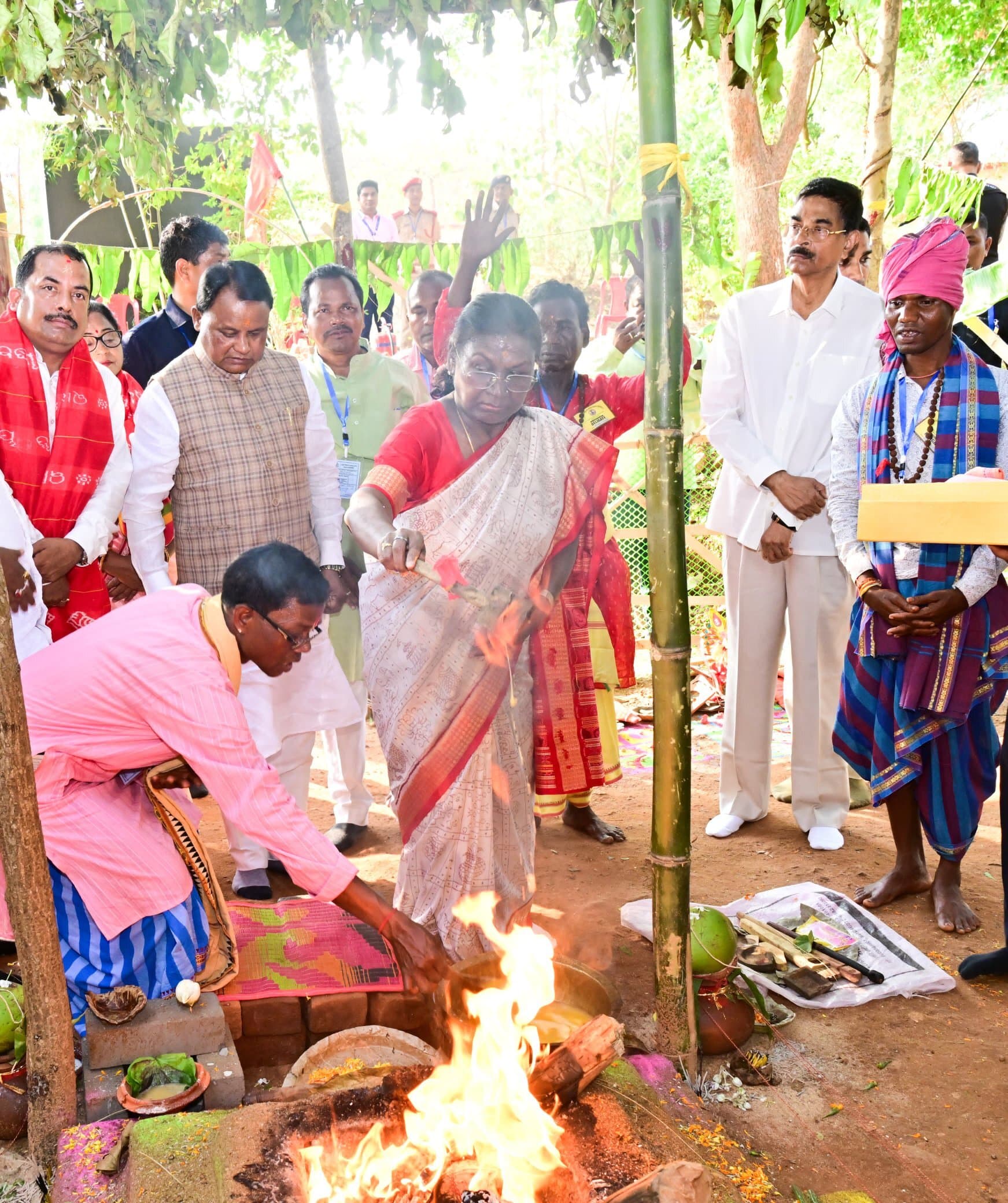 Bhubaneswar News: शिक्षित बने और कल्याणकारी योजनाओं का लाभ उठाये आदिवासी समाज : राष्ट्रपति