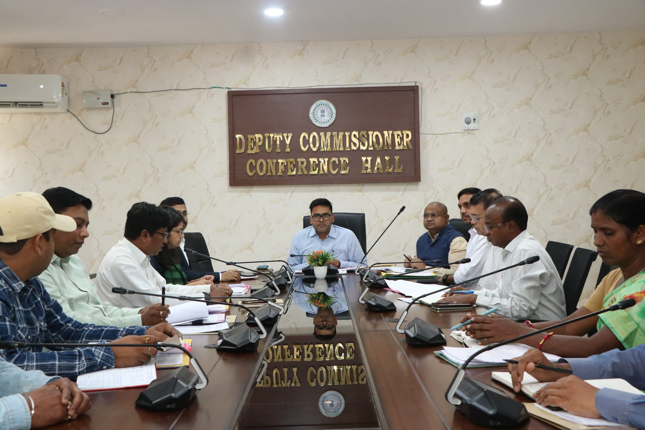 Chaibasa News : मोबाइल टावर की कनेक्टिविटी को सुदृढ़ करें : उपायुक्त