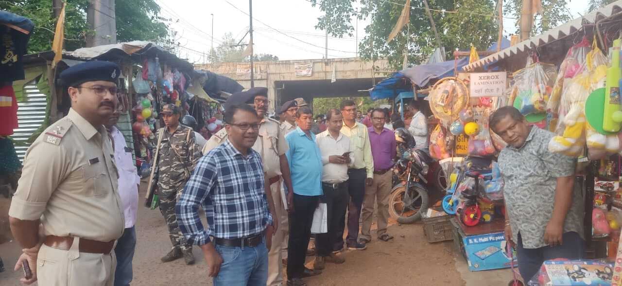 East Singhbhum News : धालभूमगढ़ में कच्चा निर्माण कर दुकान बनाने वालों को मोहलत, 24 घंटे में अतिक्रमण हटाएं, वरना चलेगा बुलडोजर : सीओ