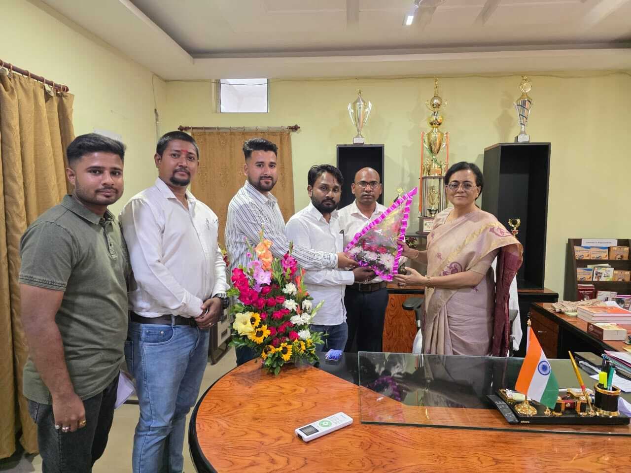 Chaibasa News : लंबित परीक्षाओं व बीएड पाठ्यक्रम की खामियां दूर हों