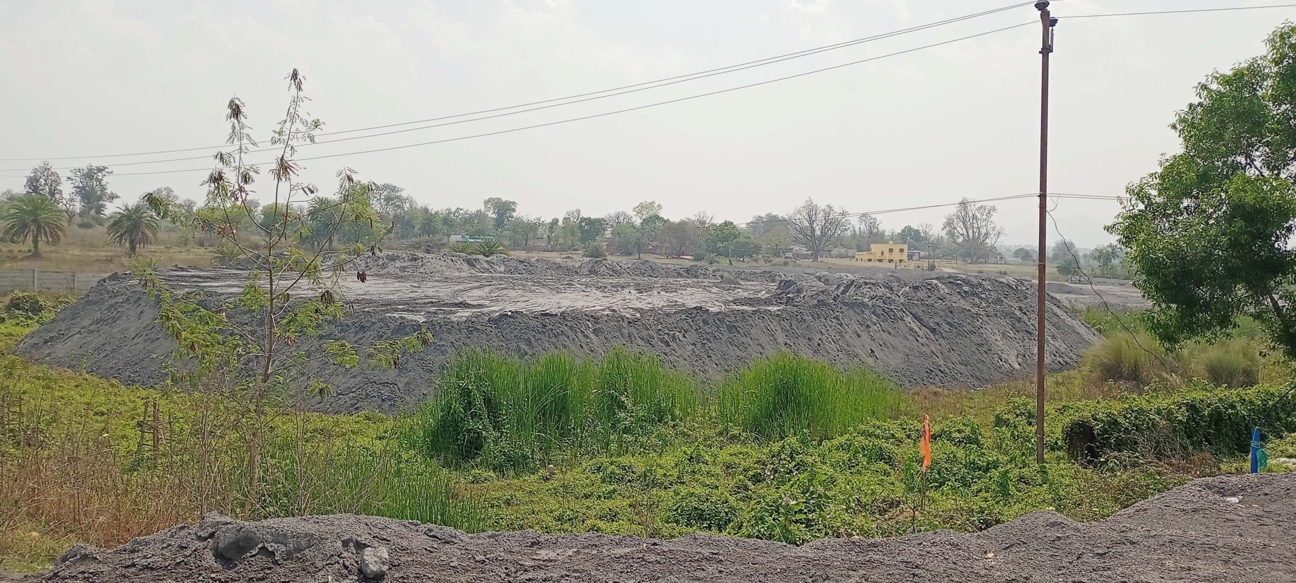 East Singhbhum News : कैसे होगा वर्षा जल संचय, तालाब भरकर बना दिया स्लैग का टीला