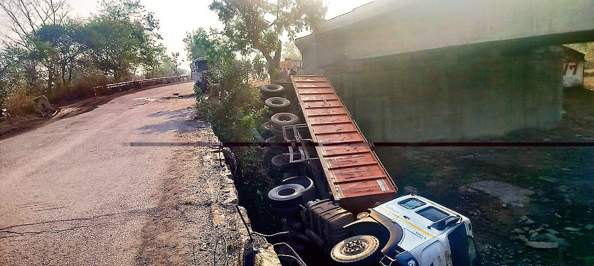 seraikela kharsawan news:  राजनगर में बड़ा सड़क हादसा : ट्रेलरों की भिड़ंत से कांपी पुलिया, चालक की दर्दनाक मौत