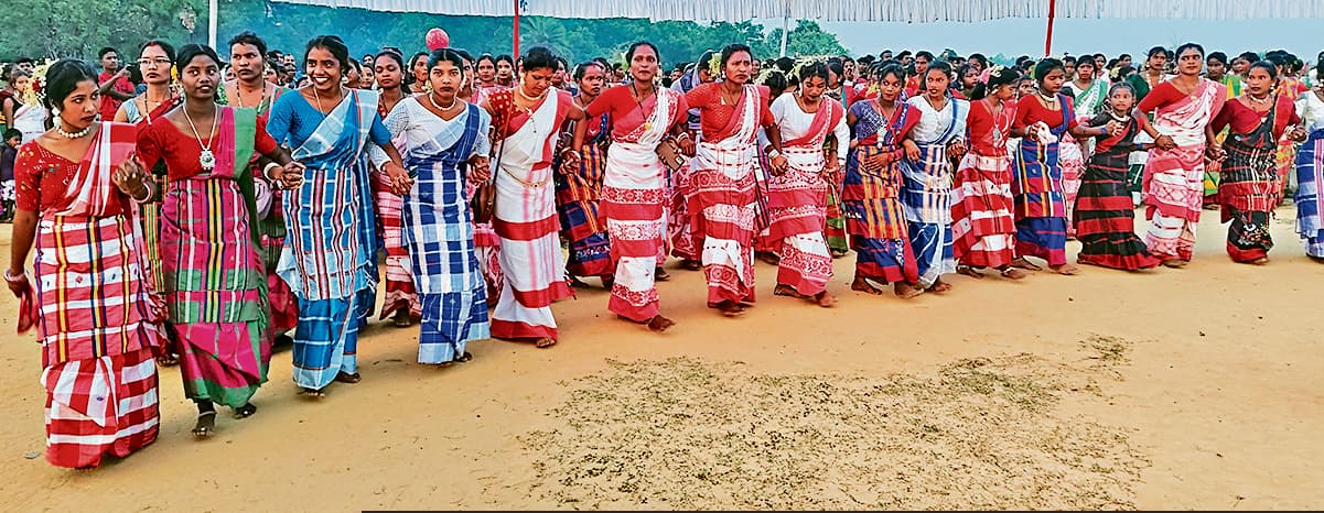 seraikela kharsawan news: बाहा में दिखा नृत्य, नगाड़ा और परंपरा का संगम