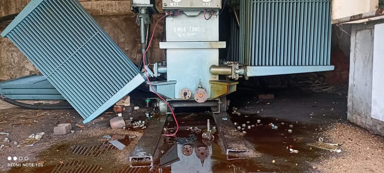 Dhanbad News: दो सिपाही व तीन कर्मियों को बंधक बना अपराधियों ने लाखों का ट्रांसफॉर्मर को किया क्षतिग्रस्त