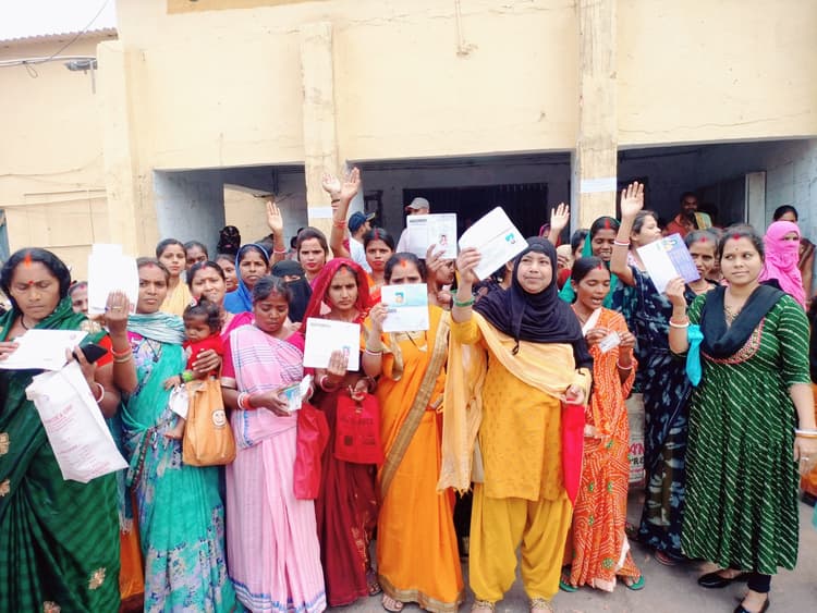 Dhanbad News: मंईयां की राशि नहीं मिलने पर महिलाओं ने सीओ ऑफिस में किया हंगामा