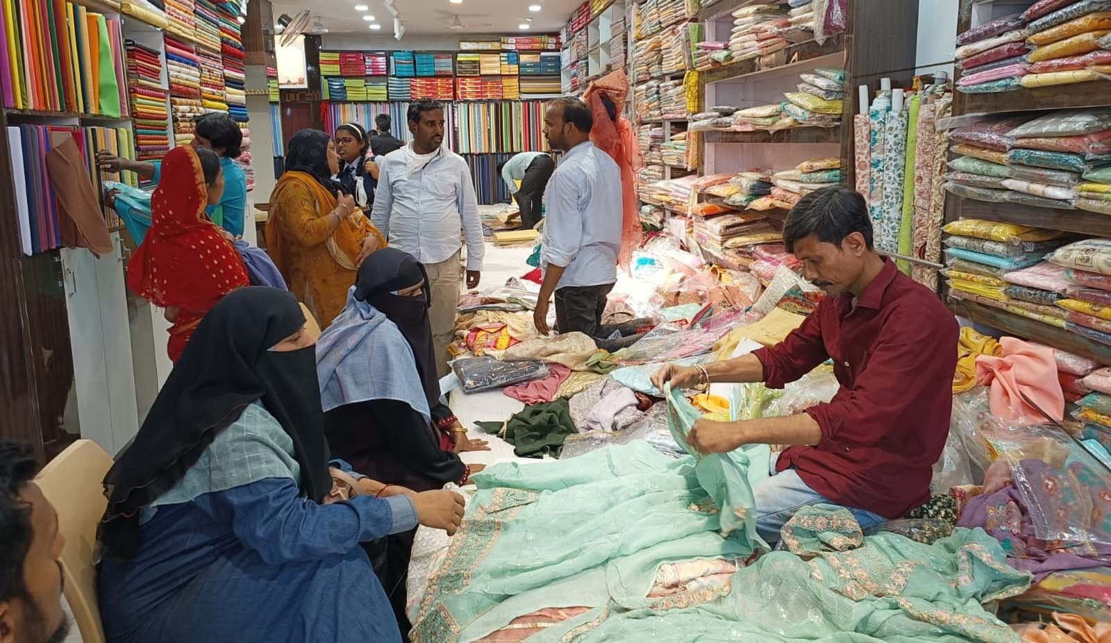 शहर पर चढ़ने लगा अब ईद का रंग, लिस्ट लेकर शॉपिंग के लोग पहुंच रहे बाजार