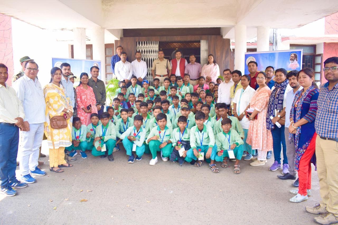 शैक्षणिक भ्रमण पर 100 छात्र-छात्राओं का दल रवाना
