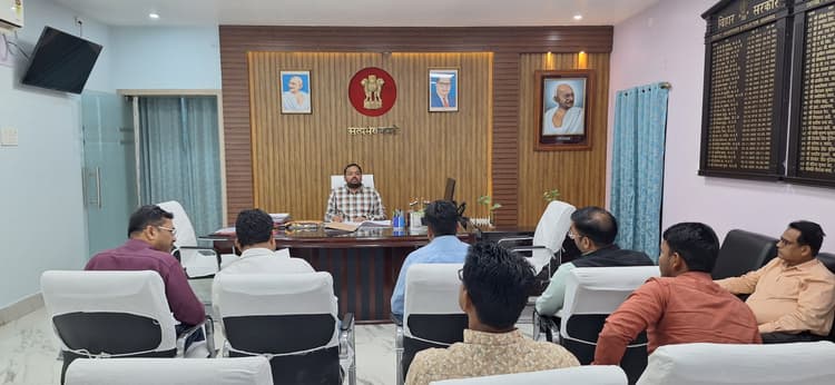 आवेदन पत्रों को ग्राम पंचायत स्तर पर लंबित रखने वाले मुखिया के विरुद्ध होगी कार्रवाई